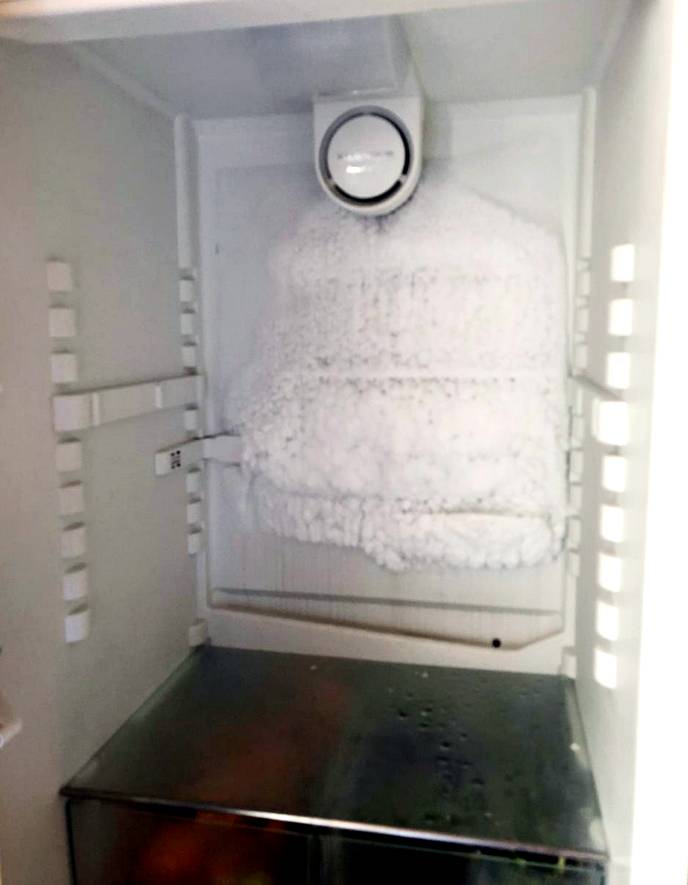 Почему намерзает лед на стенке холодильника?