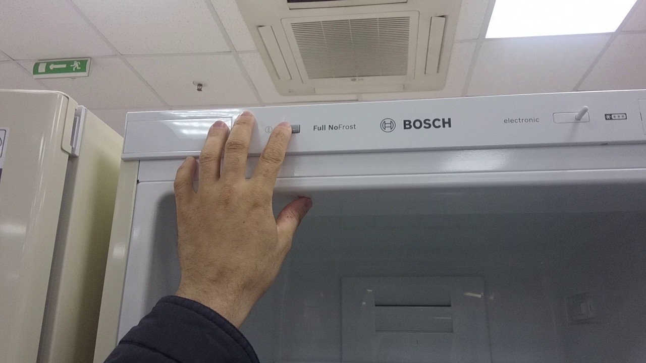 Где находится термостат в холодильнике Bosch модели KGS36Z25/03