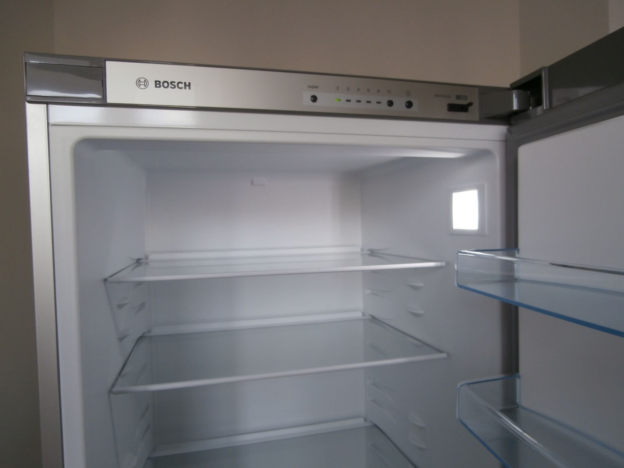 В холодильнике Bosh мигает индикатор температуры холодильного отделения