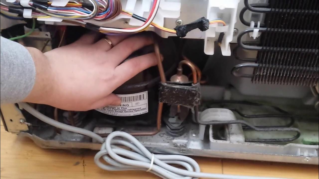 В холодильнике поврежденный или засоренный мотор вентилятора конденсатора