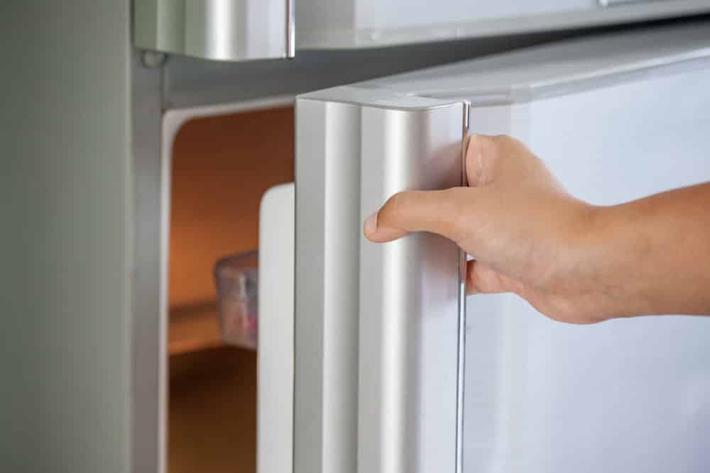 Холодильник Indesit не закрывается