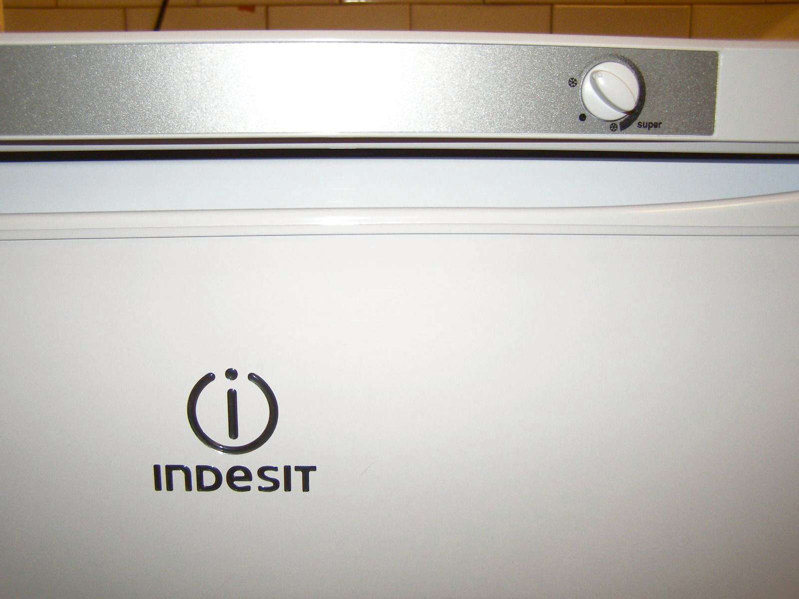 Холодильник Indesit пахнет как будто он горит