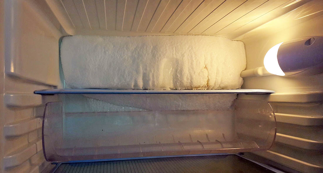 холодильник Indesit покрыт снегом
