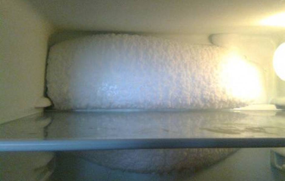 Лед и снег замерзают на задней стенке холодильника Indesit